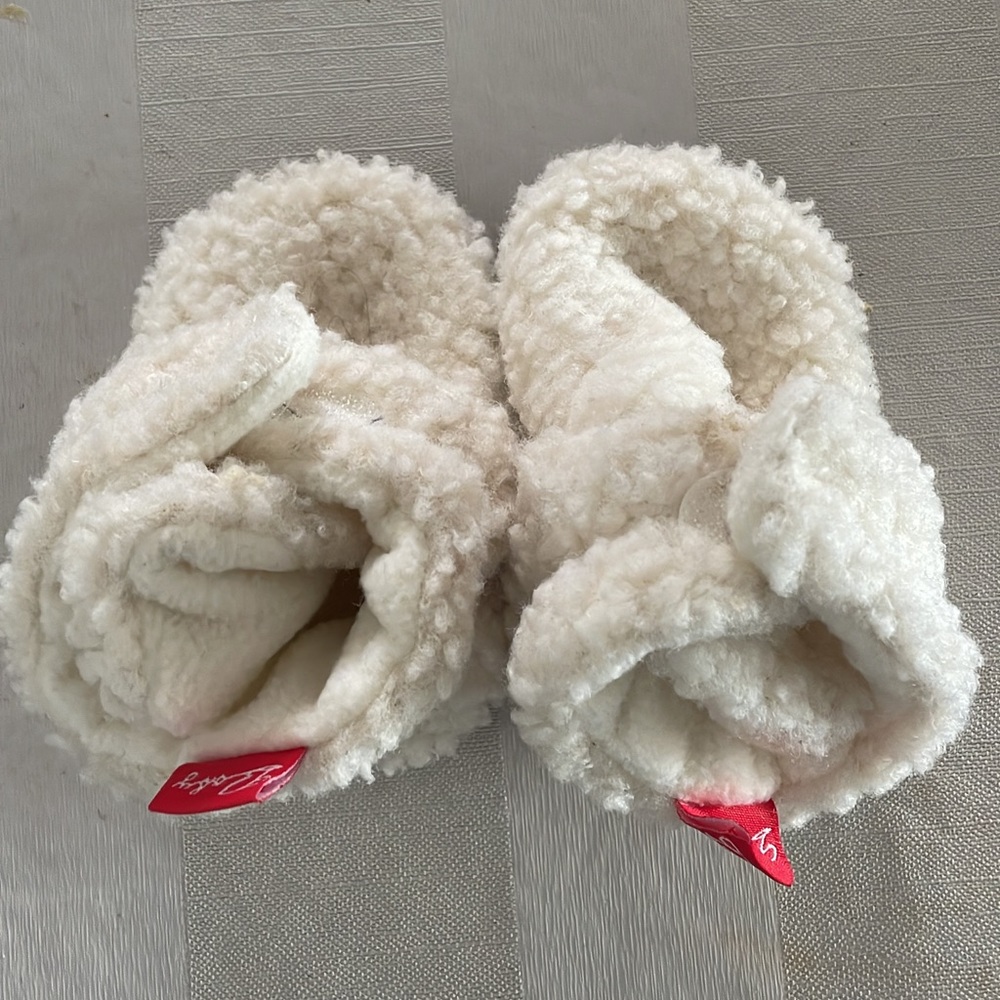 White fuzzy baby shoes. Size 6-12 months.